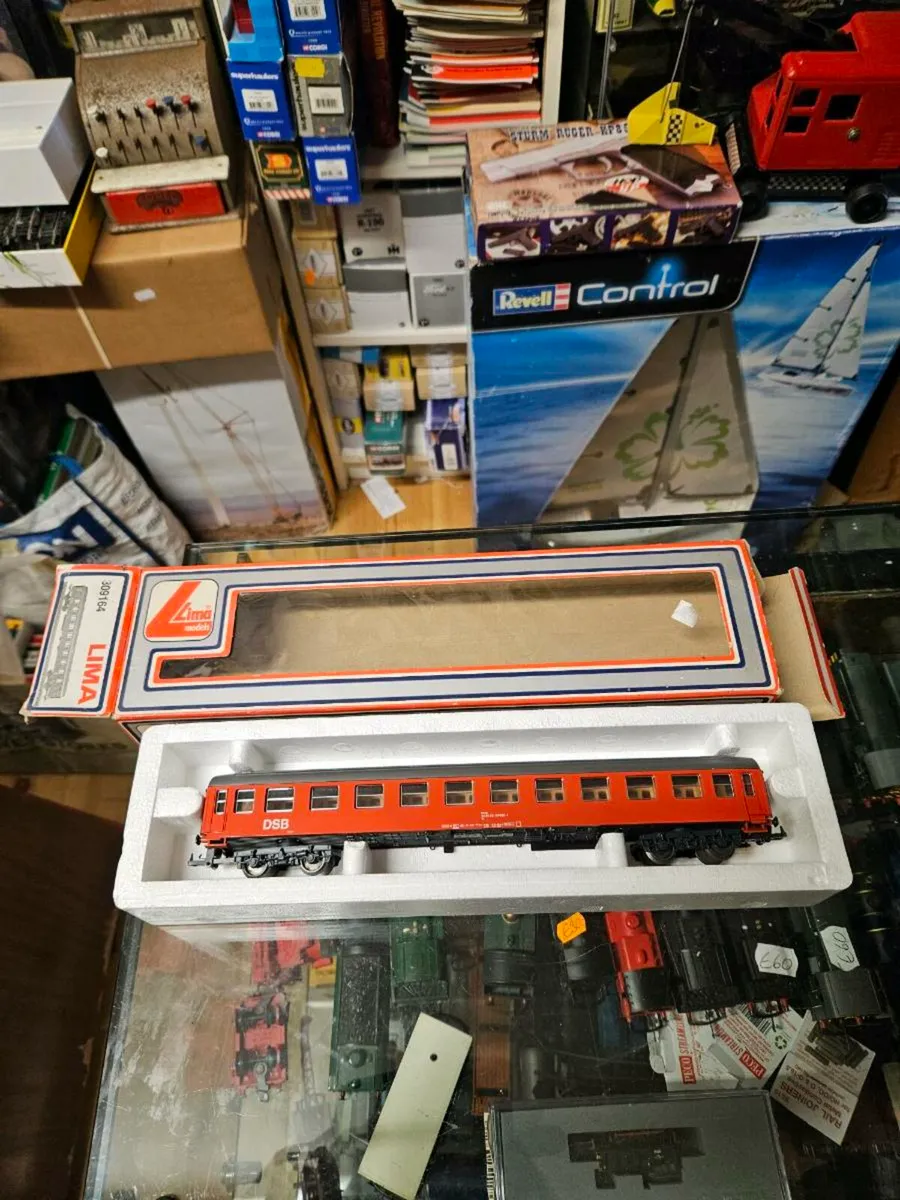 Hornby Lima HO Scale Carraige