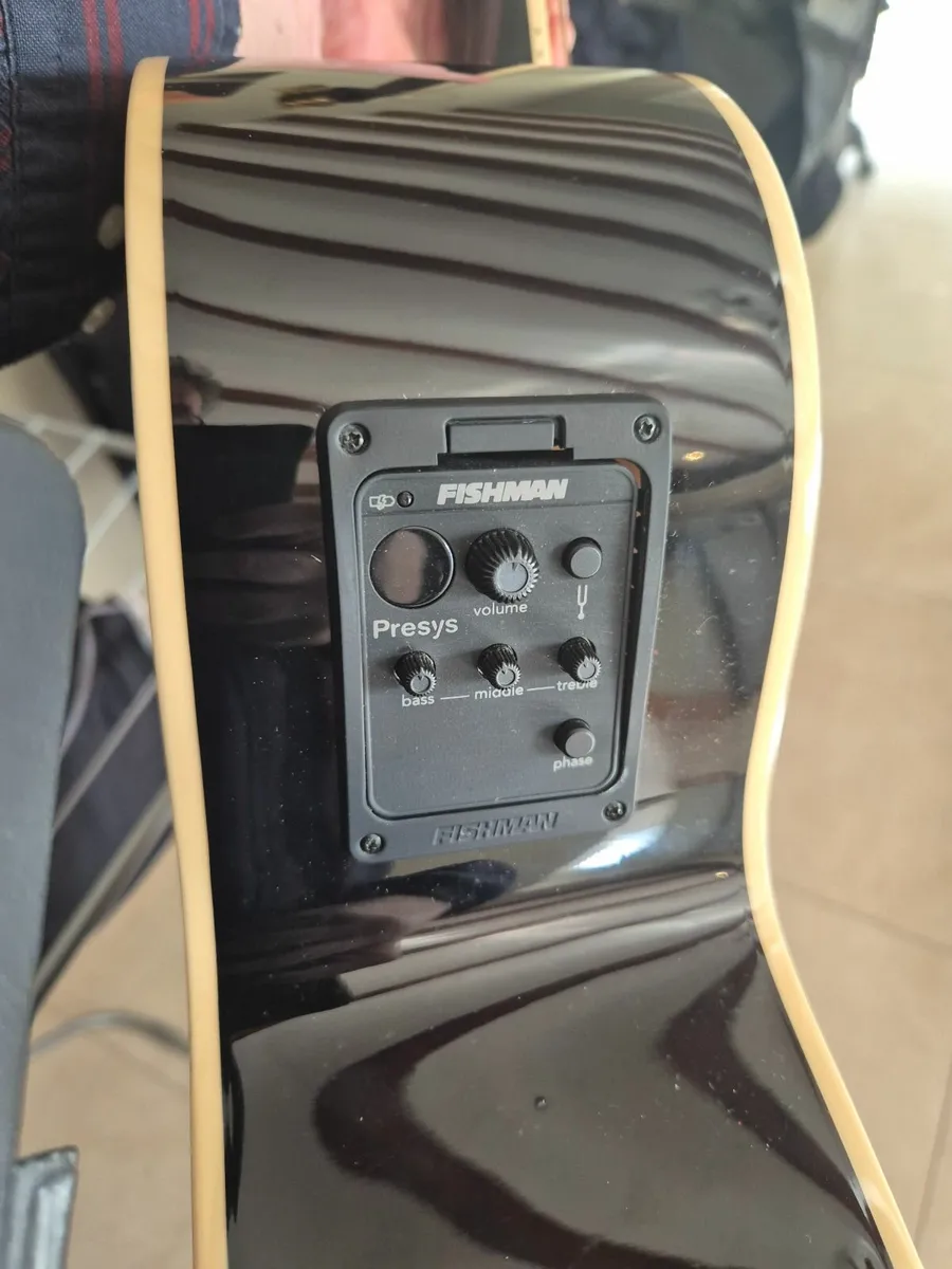 Acoustic jumbo Epiphone guitar with case - Image 3