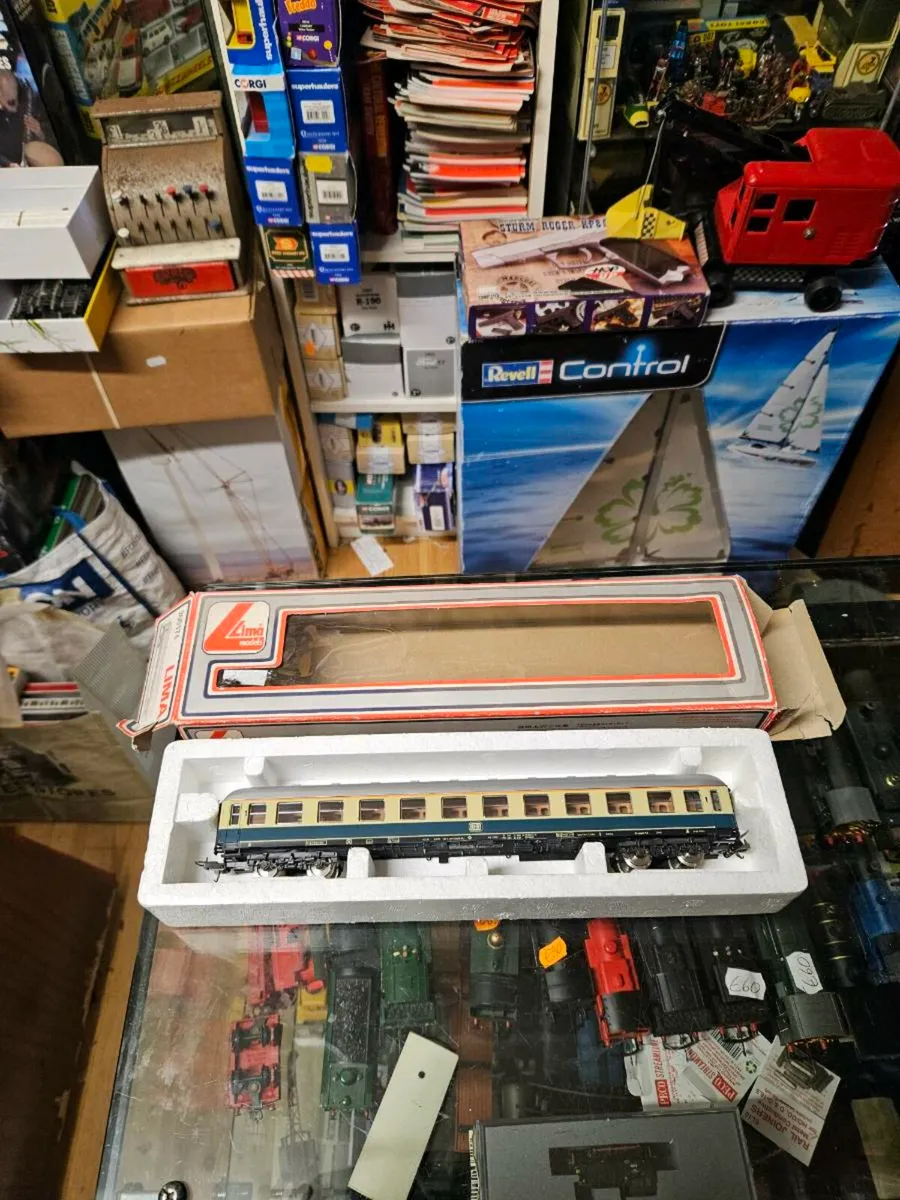 Hornby Lima HO Scale Carraige