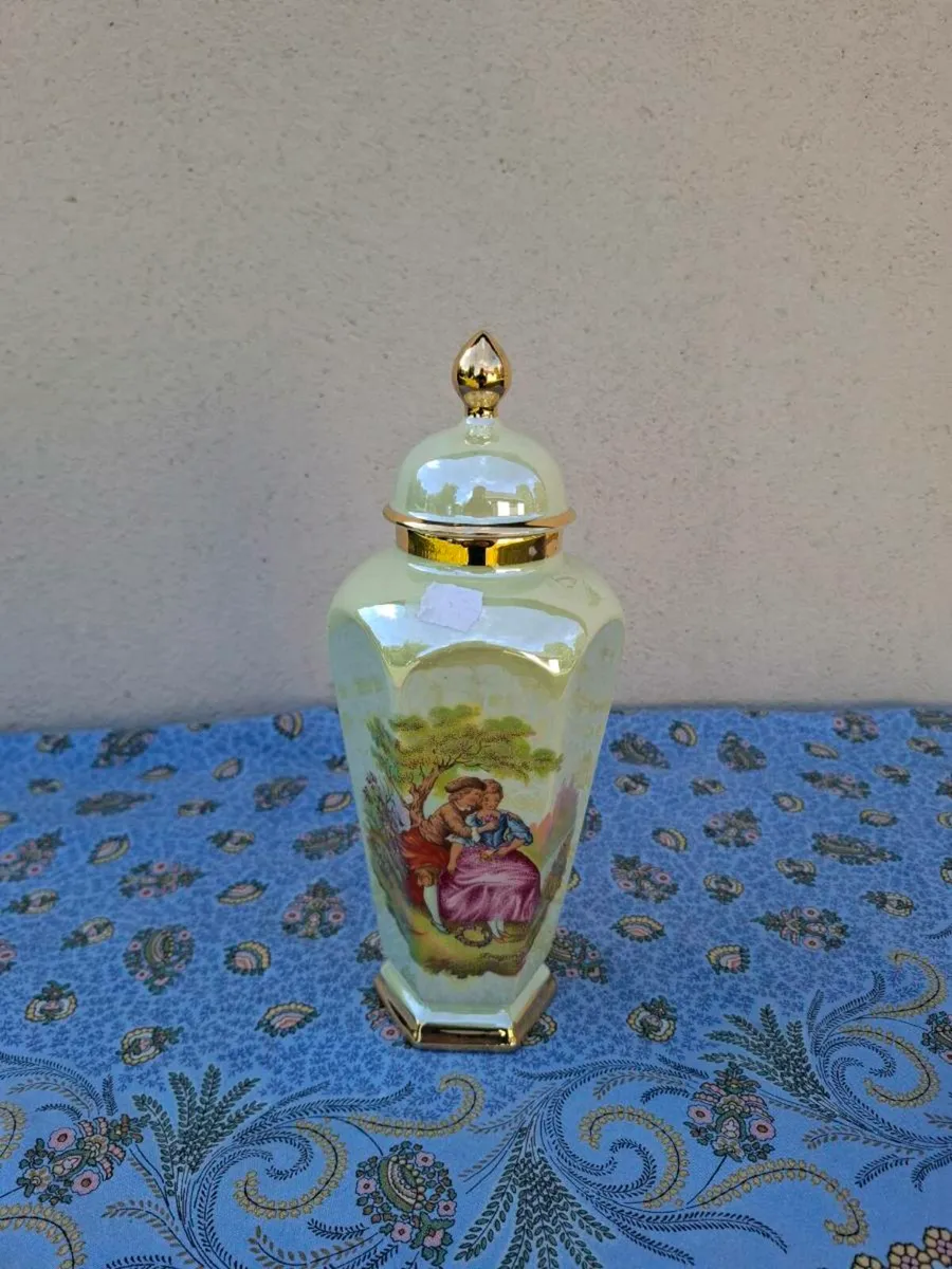 China vase with lid possible to post