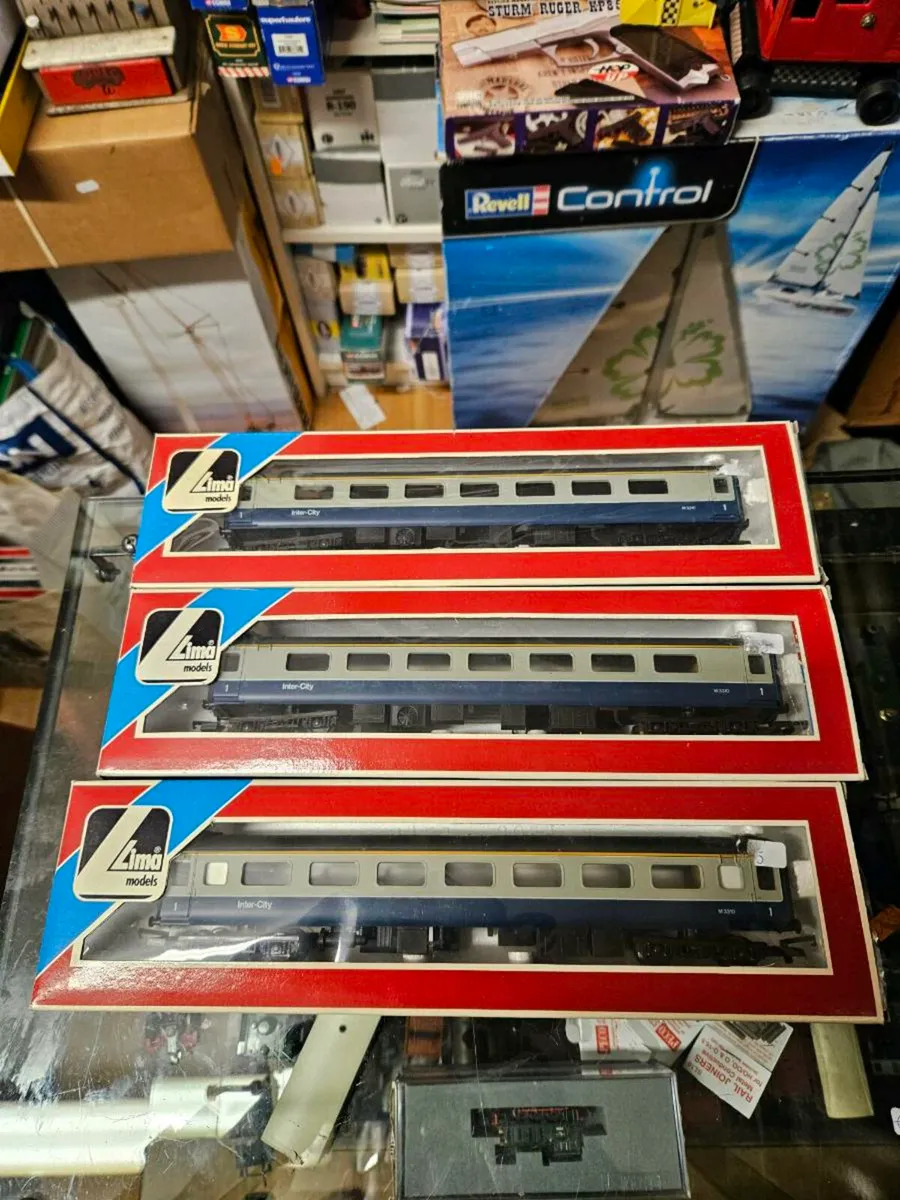 Hornby Lima OO Gauge Carraiges - Image 1