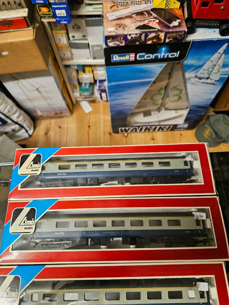 Hornby Lima OO Gauge Carraiges - Image 2