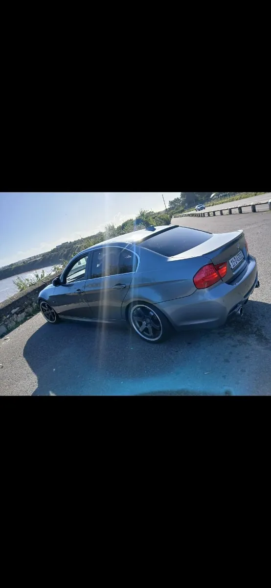BMW 3-Series 2011 automatic LOW KM !! - Image 1