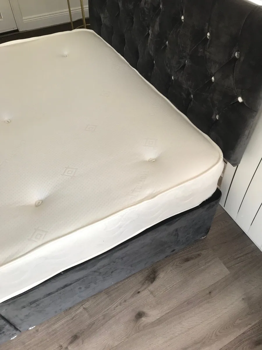 Double bed with stylish headboard - Image 2
