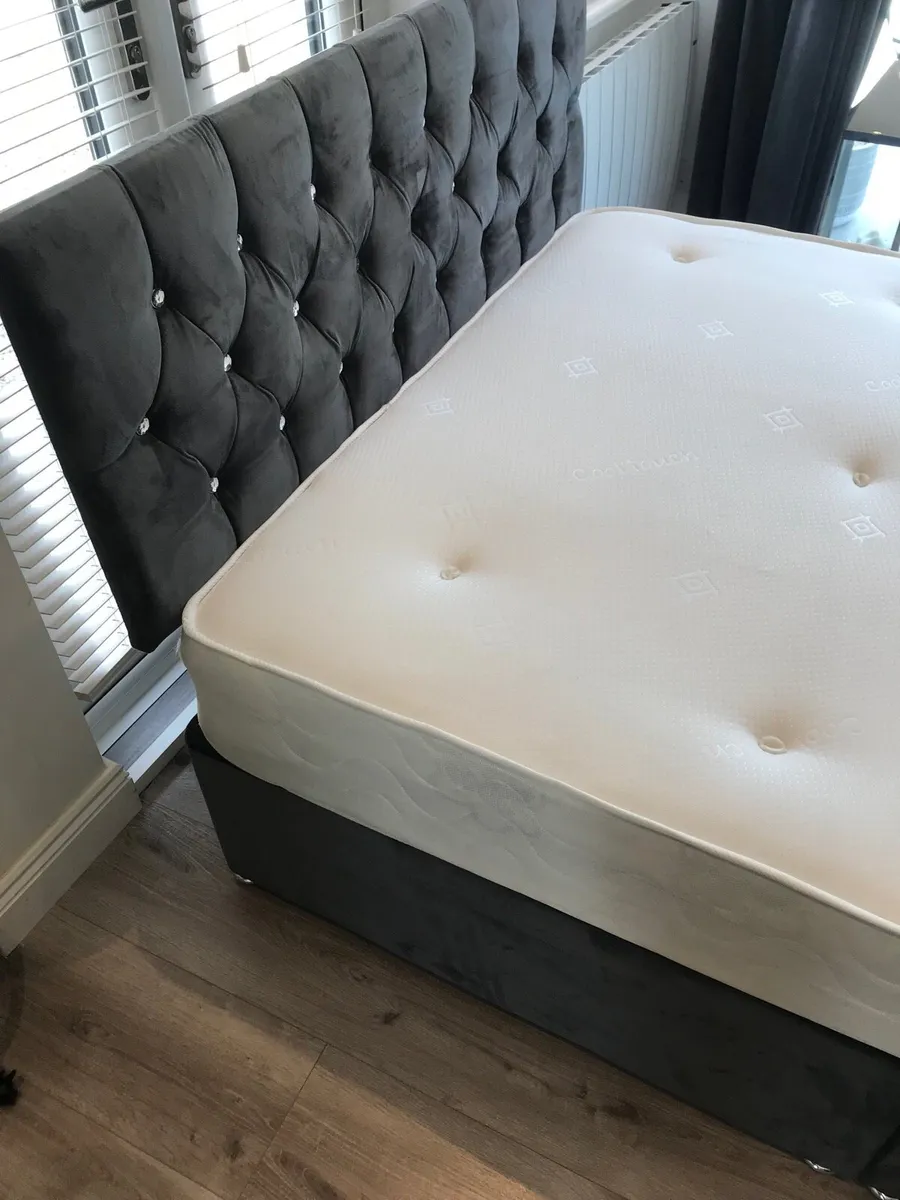 Double bed with stylish headboard - Image 3