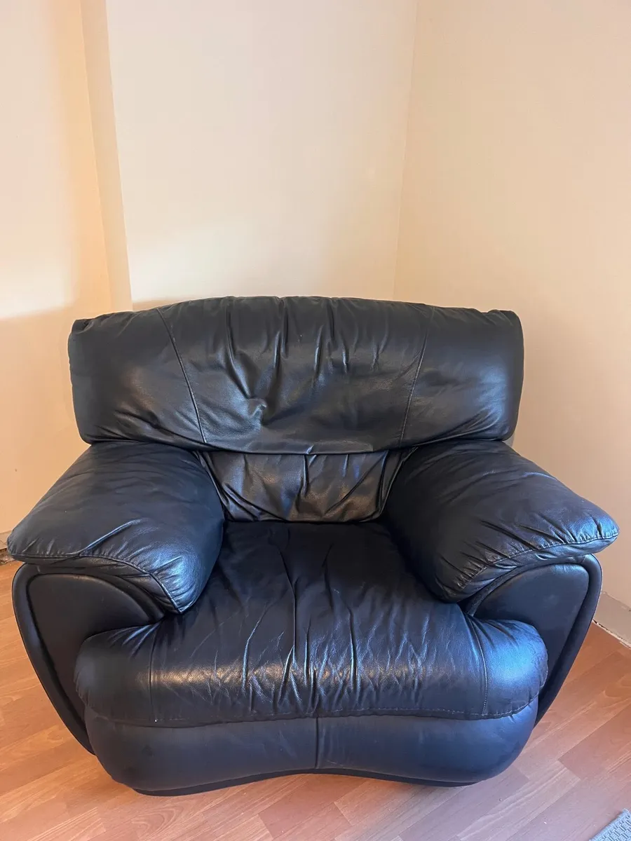 Leather suite (sofa and 2 armchairs) - Image 1