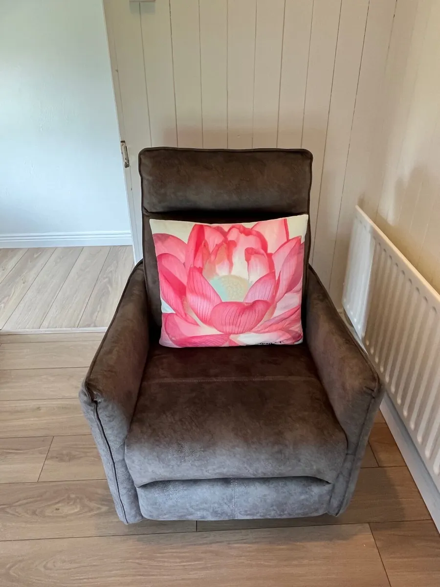 Hardly used electric reclining chair - Image 1