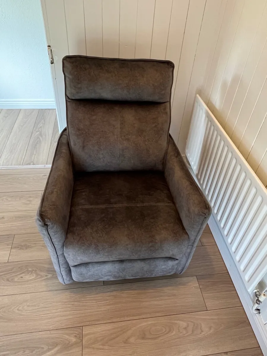 Hardly used electric reclining chair - Image 2