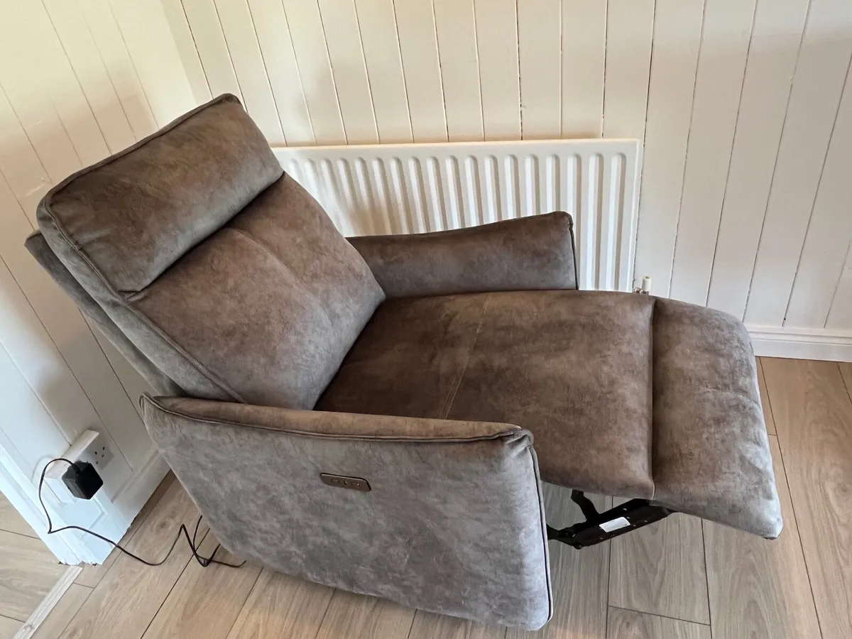 Hardly used electric reclining chair - Image 3