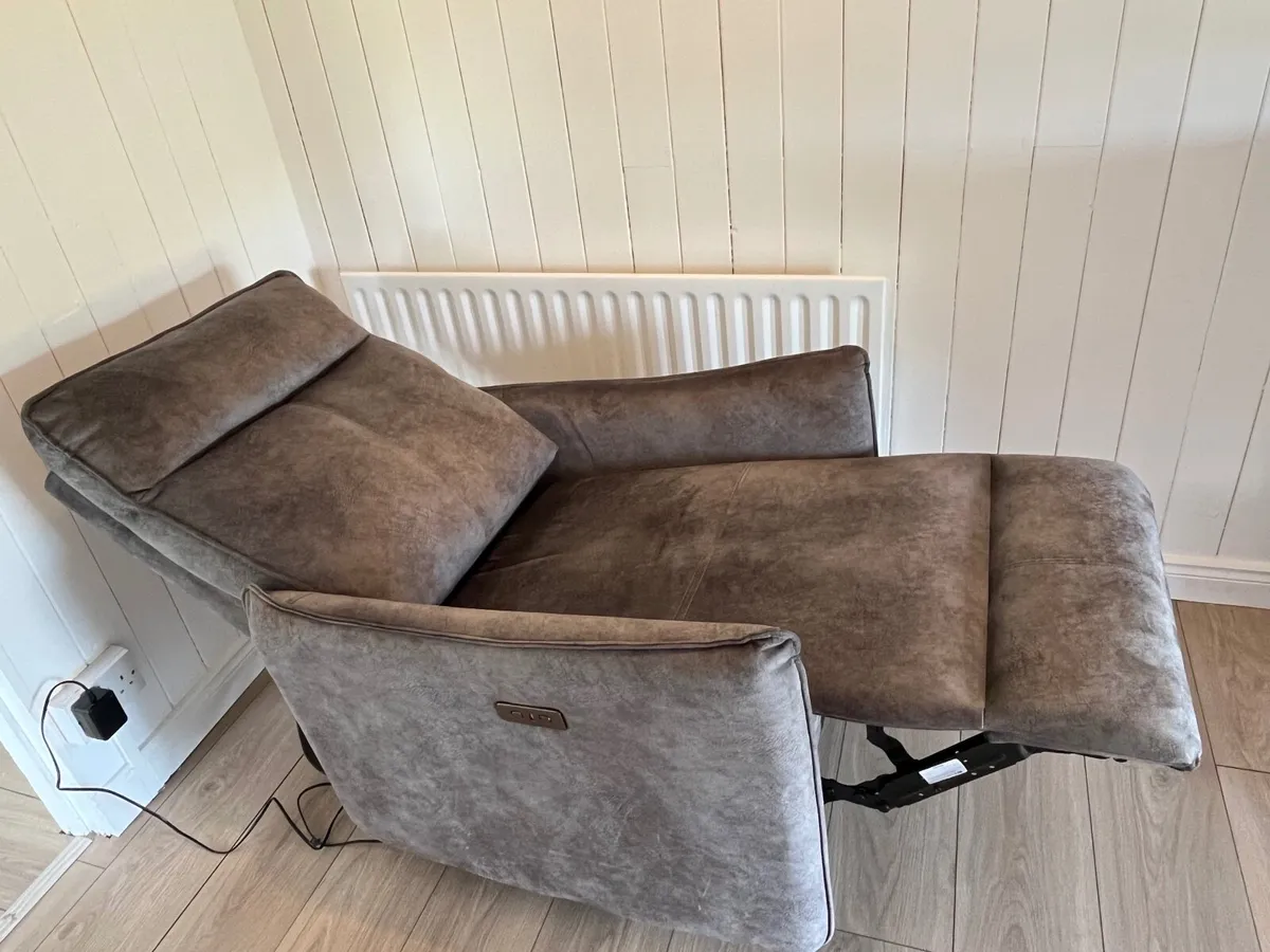 Hardly used electric reclining chair - Image 4