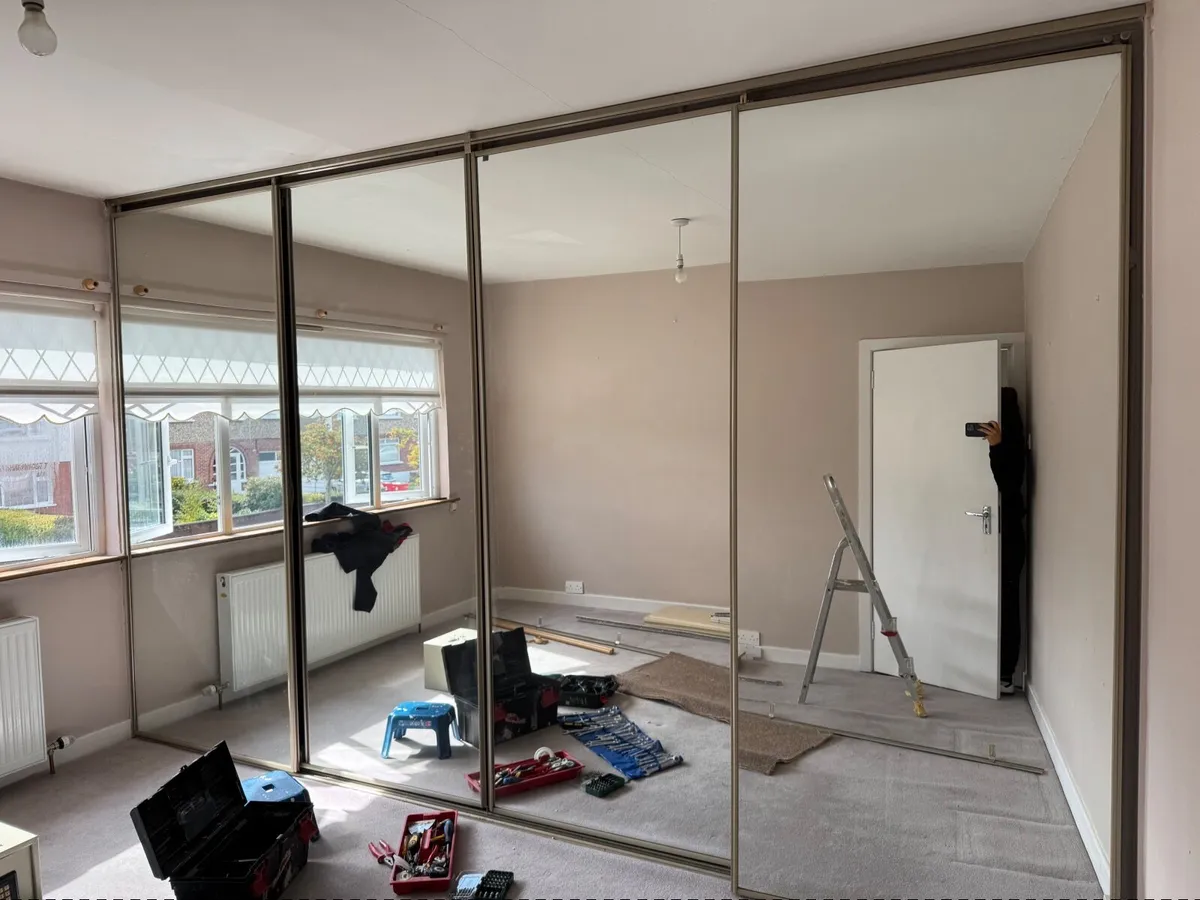 Mirrored sliding wardrobe doors - Image 1