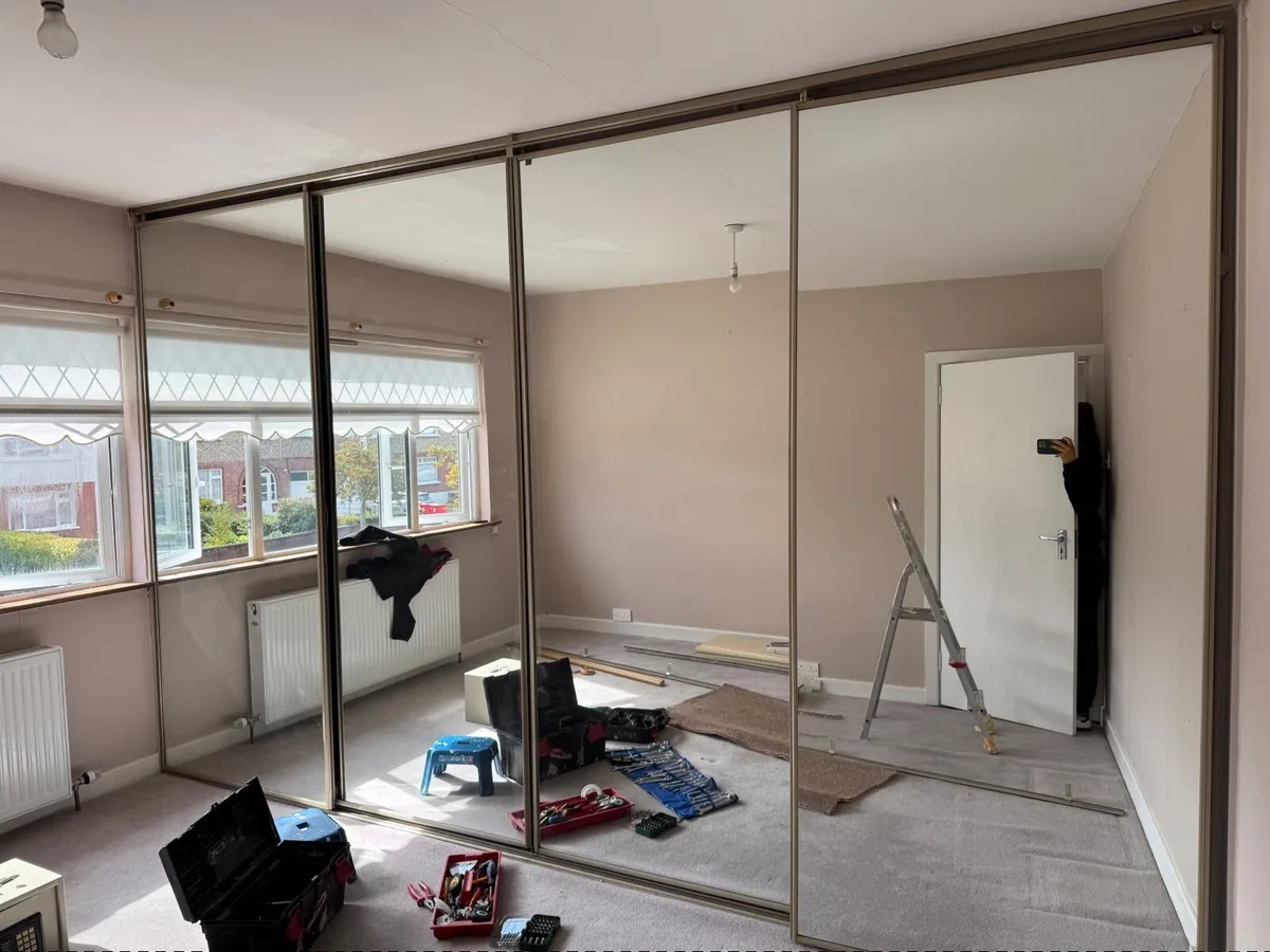 Mirrored sliding wardrobe doors - Image 3