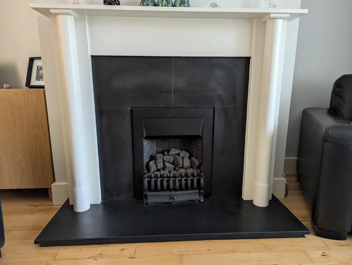Fireplace and gas fire insert