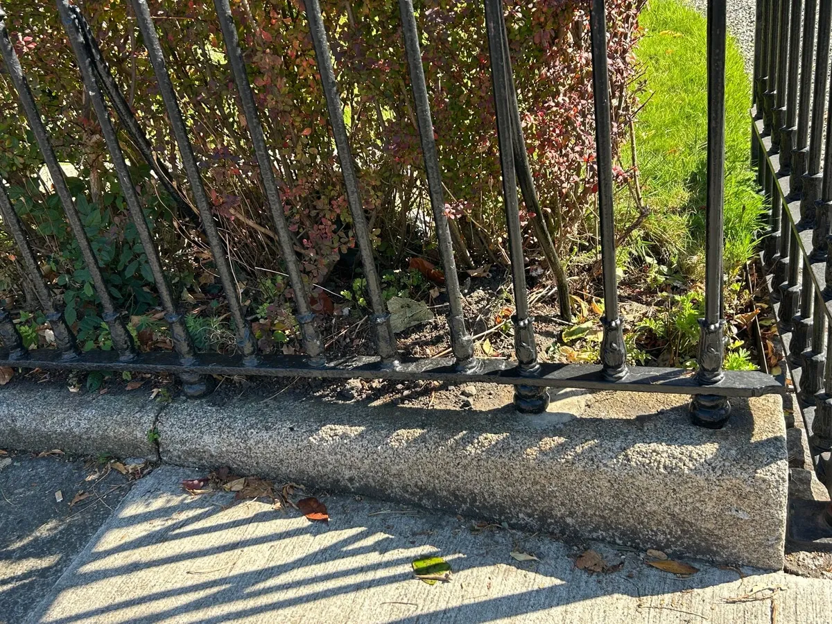 Antique granite plinth - Image 3