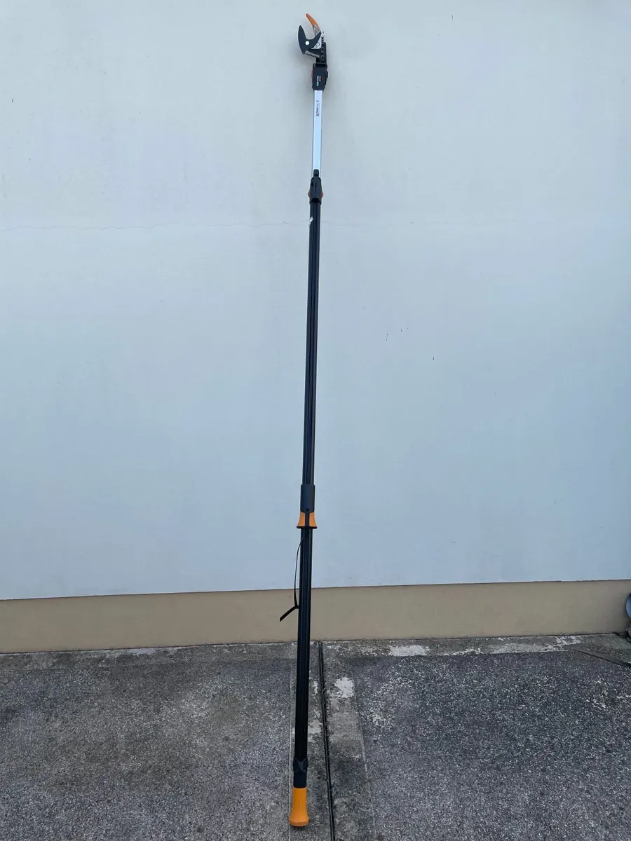 Fiskars Telescopic Tree Pruner - Image 1