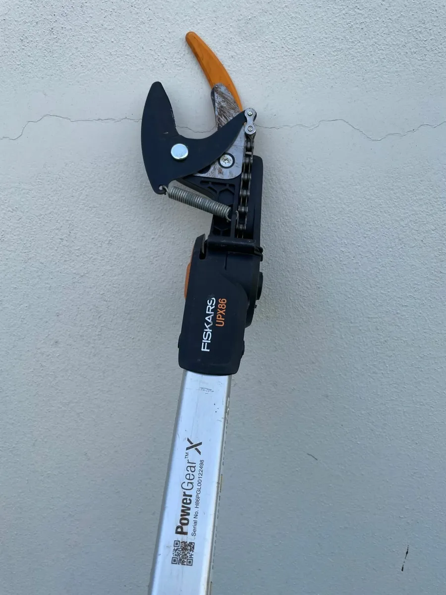 Fiskars Telescopic Tree Pruner - Image 2