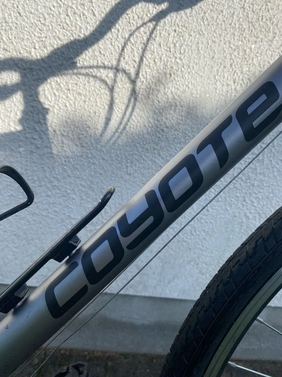 Grey hybrid bike - Image 4