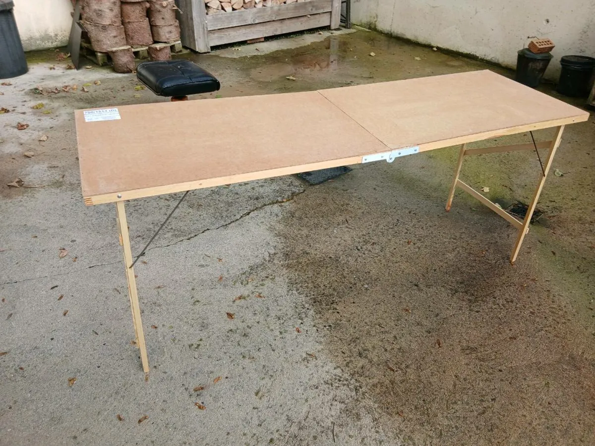 Wall paper pasting table