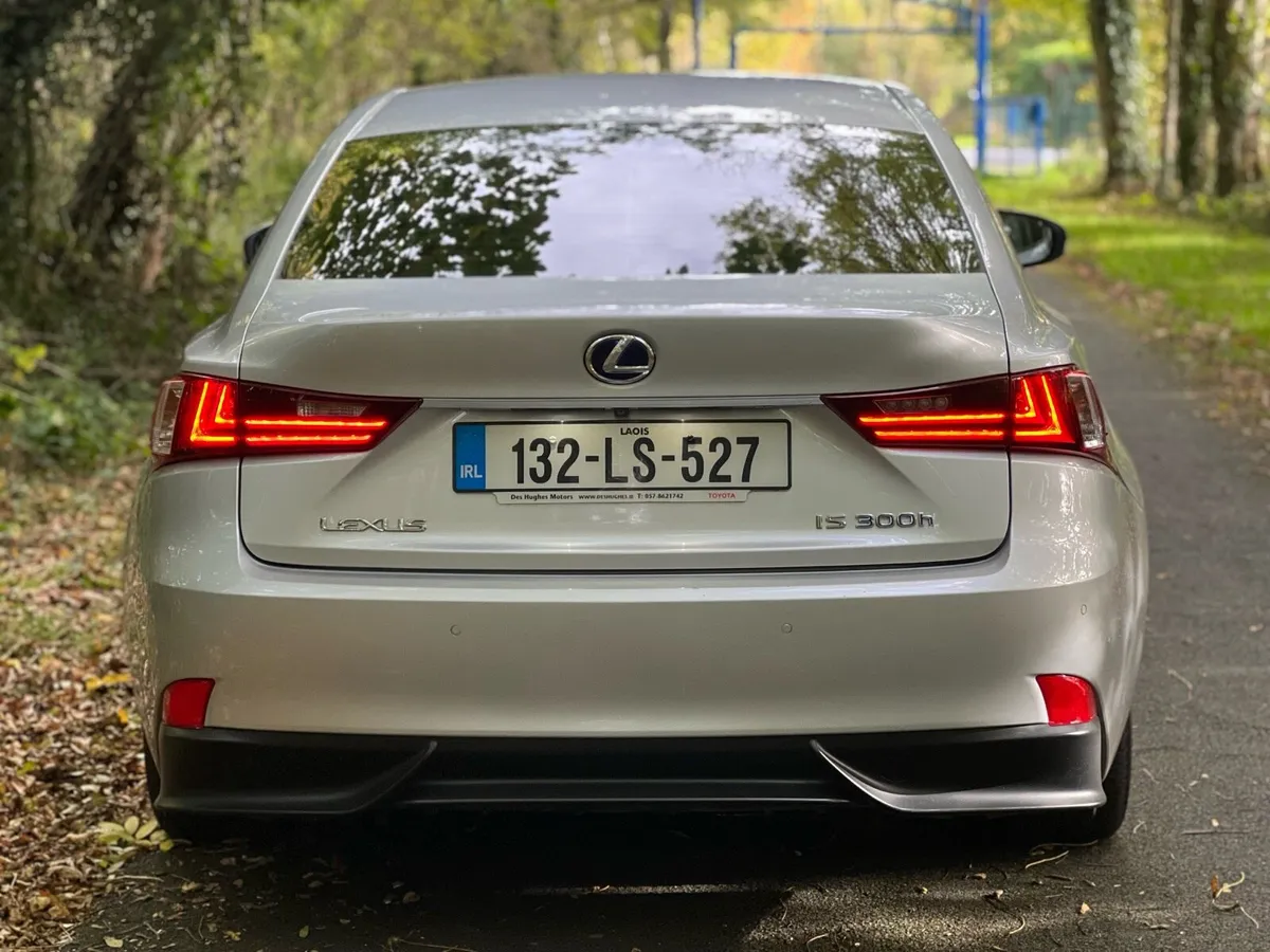 Lexus Is 300h - Image 2