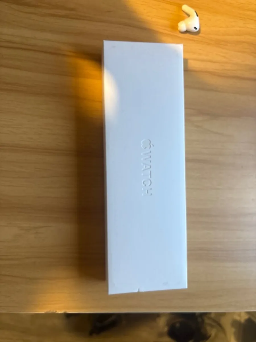 Apple Watch - Series 10 - 46mm - Titanium - Gold - Image 4