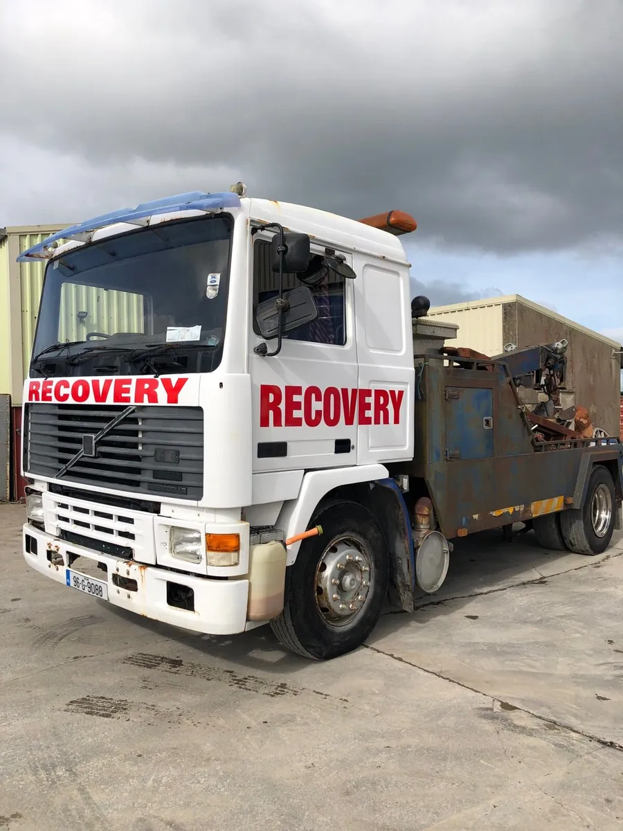 Volvo F10 recovery truck - Image 1
