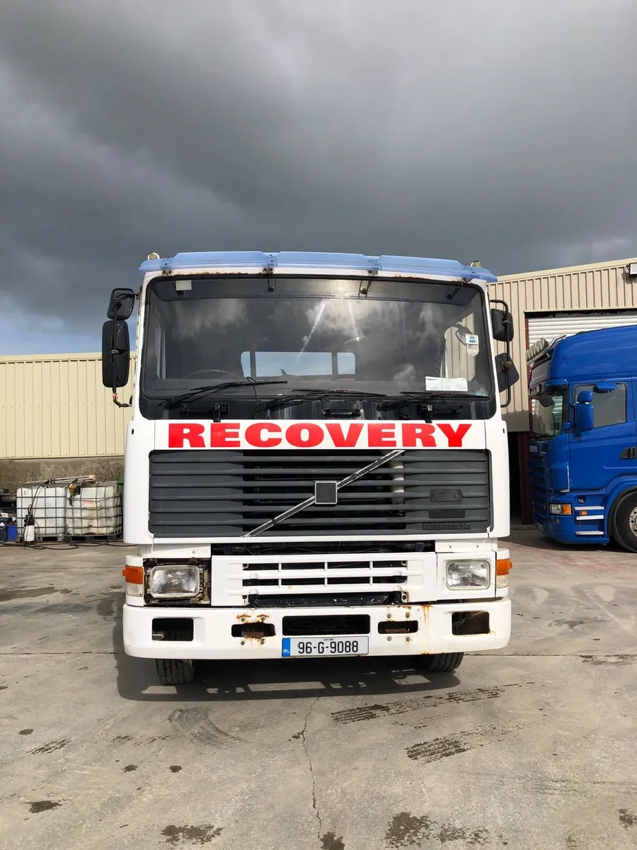 Volvo F10 recovery truck - Image 3