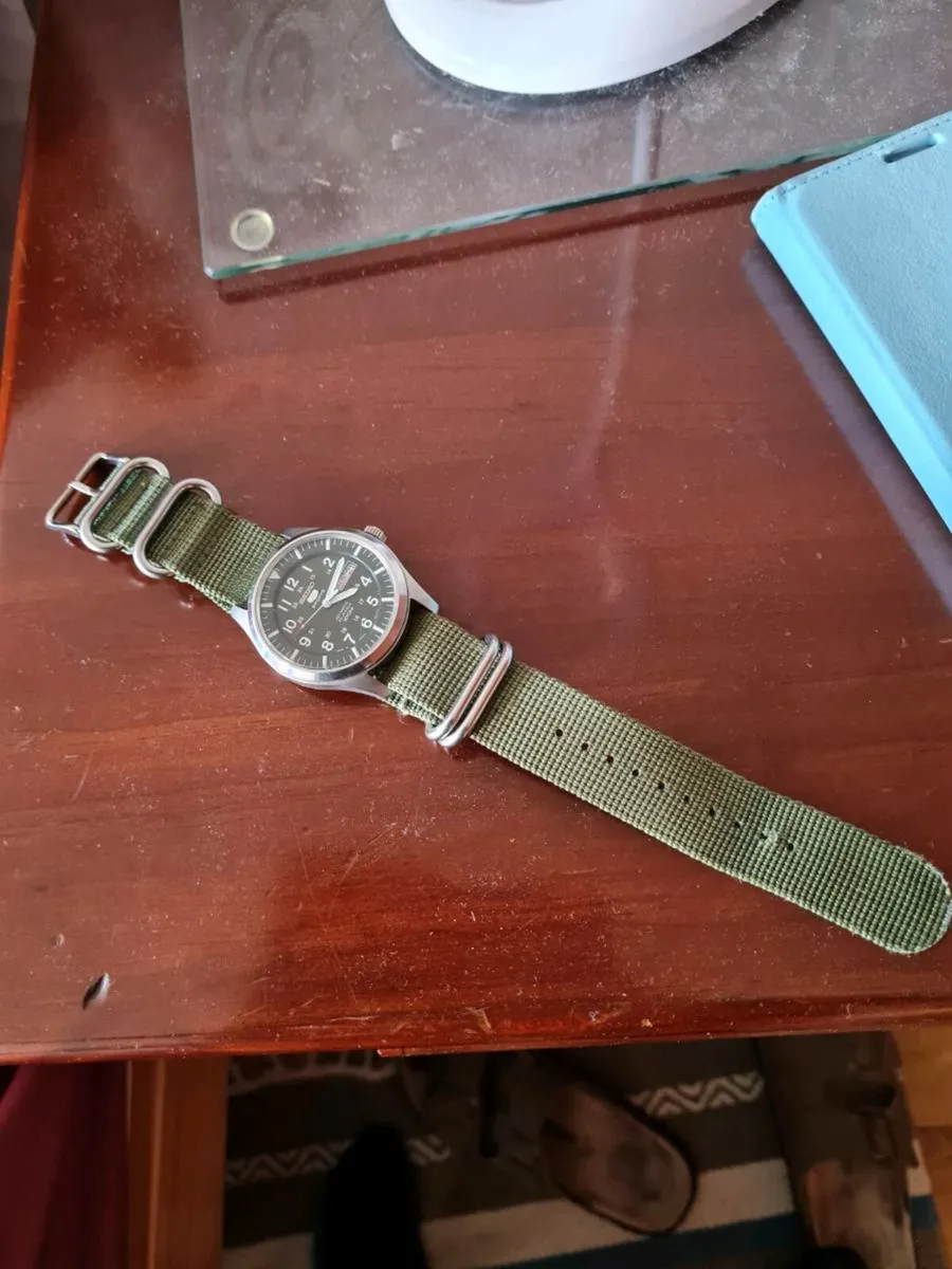 Seiko SNZG11J1 green dial field watch - Image 3