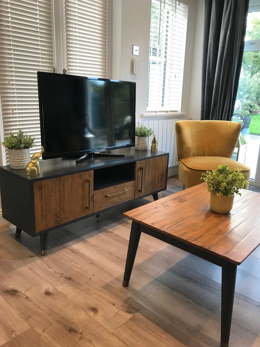 Stunning TV unit and matching table - Image 1