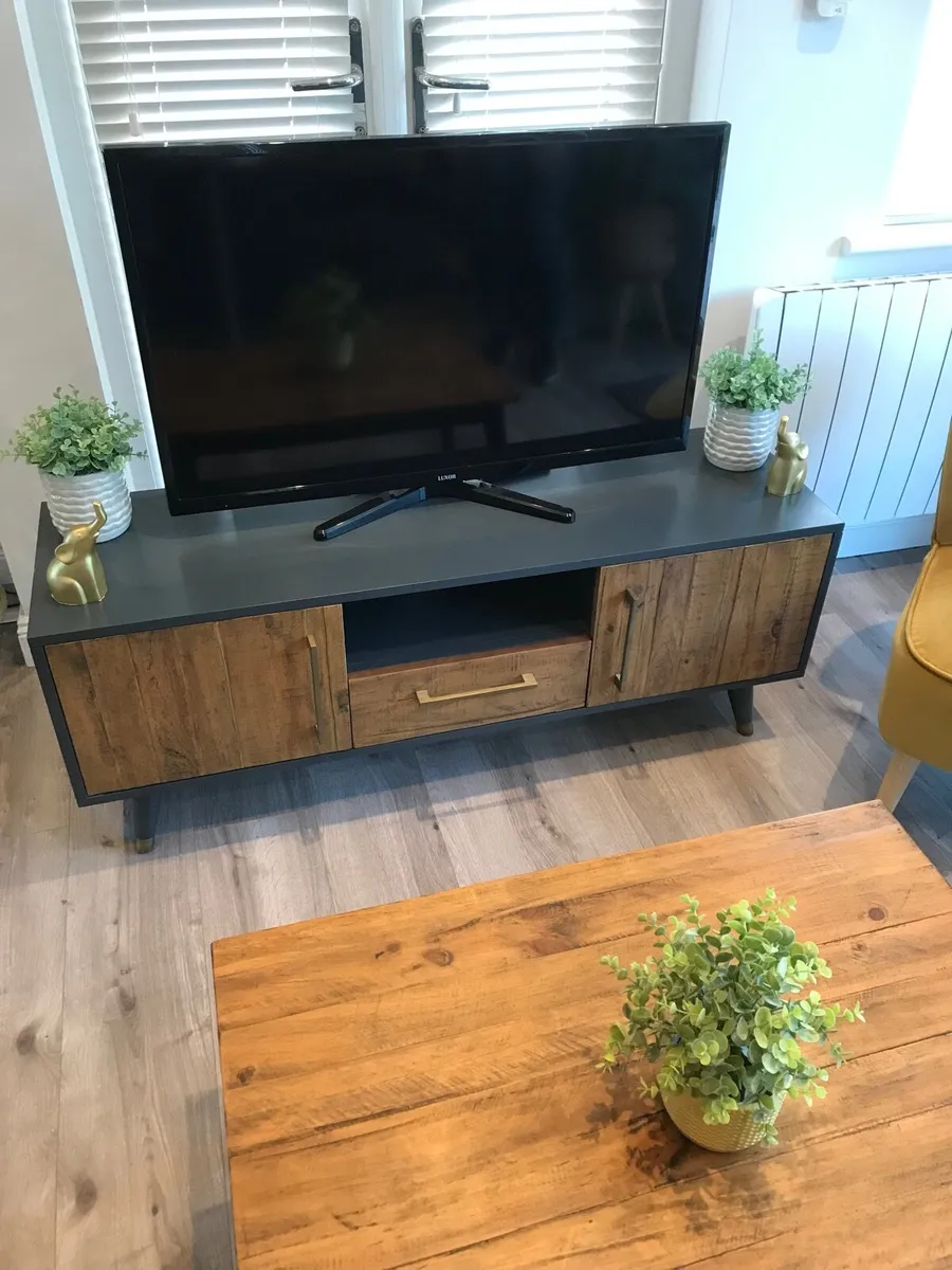 Stunning TV unit and matching table - Image 2