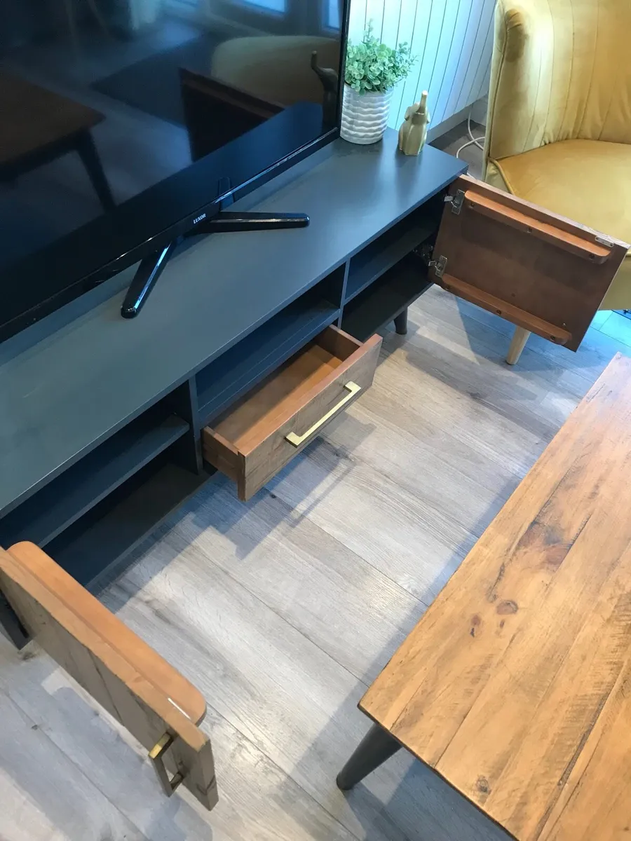 Stunning TV unit and matching table - Image 3