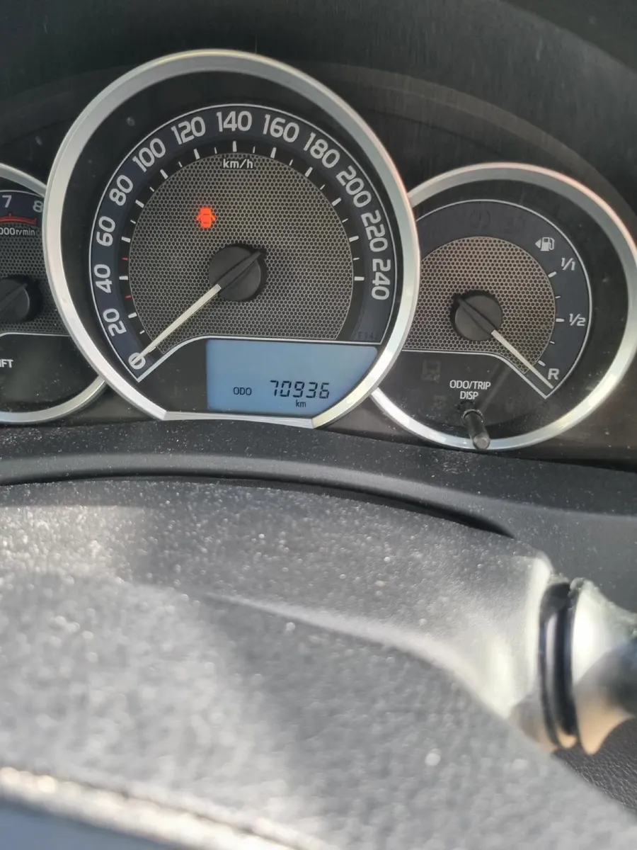 Toyota Auris 2015 - Image 2
