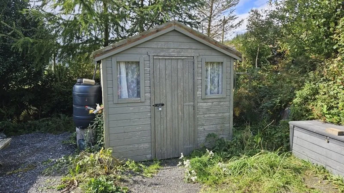 wooden shed - Image 1