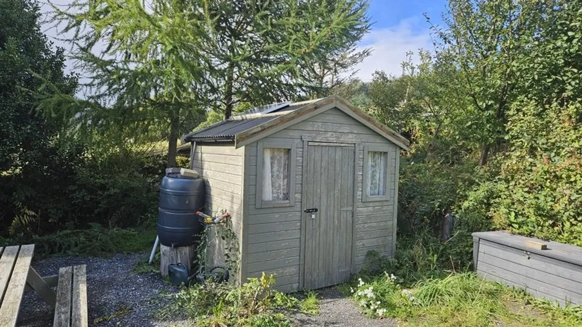 wooden shed - Image 2