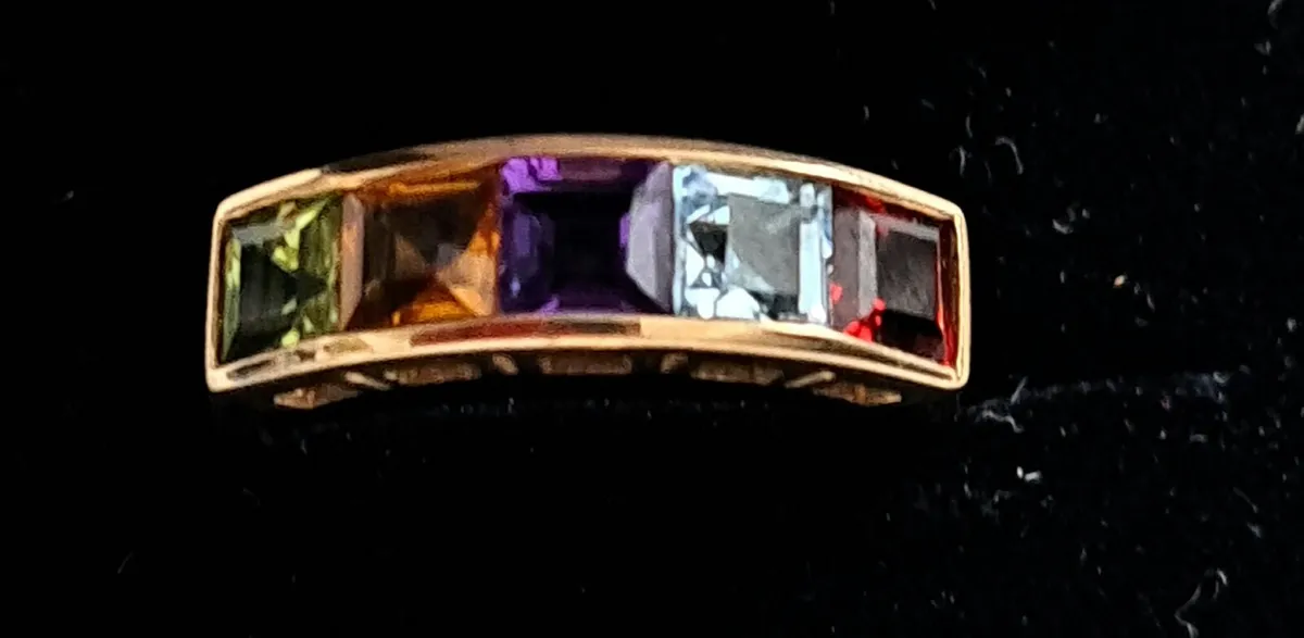 9ct gold gemstone ring size M - Image 1