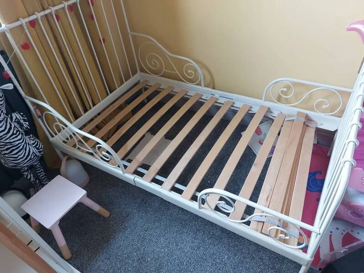 Kids bed extendable . Great condition. - Image 1
