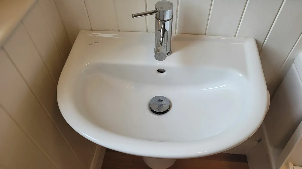 Bathroom sink - Image 1