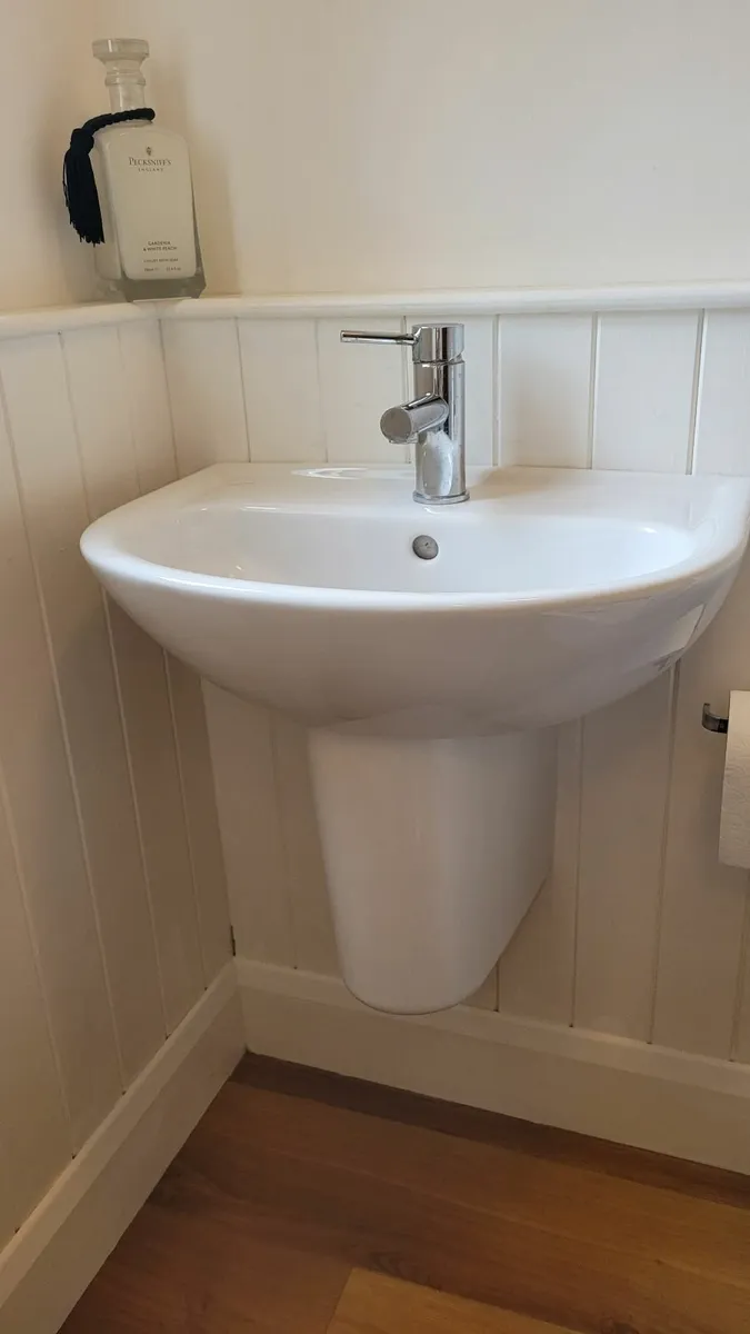Bathroom sink - Image 2