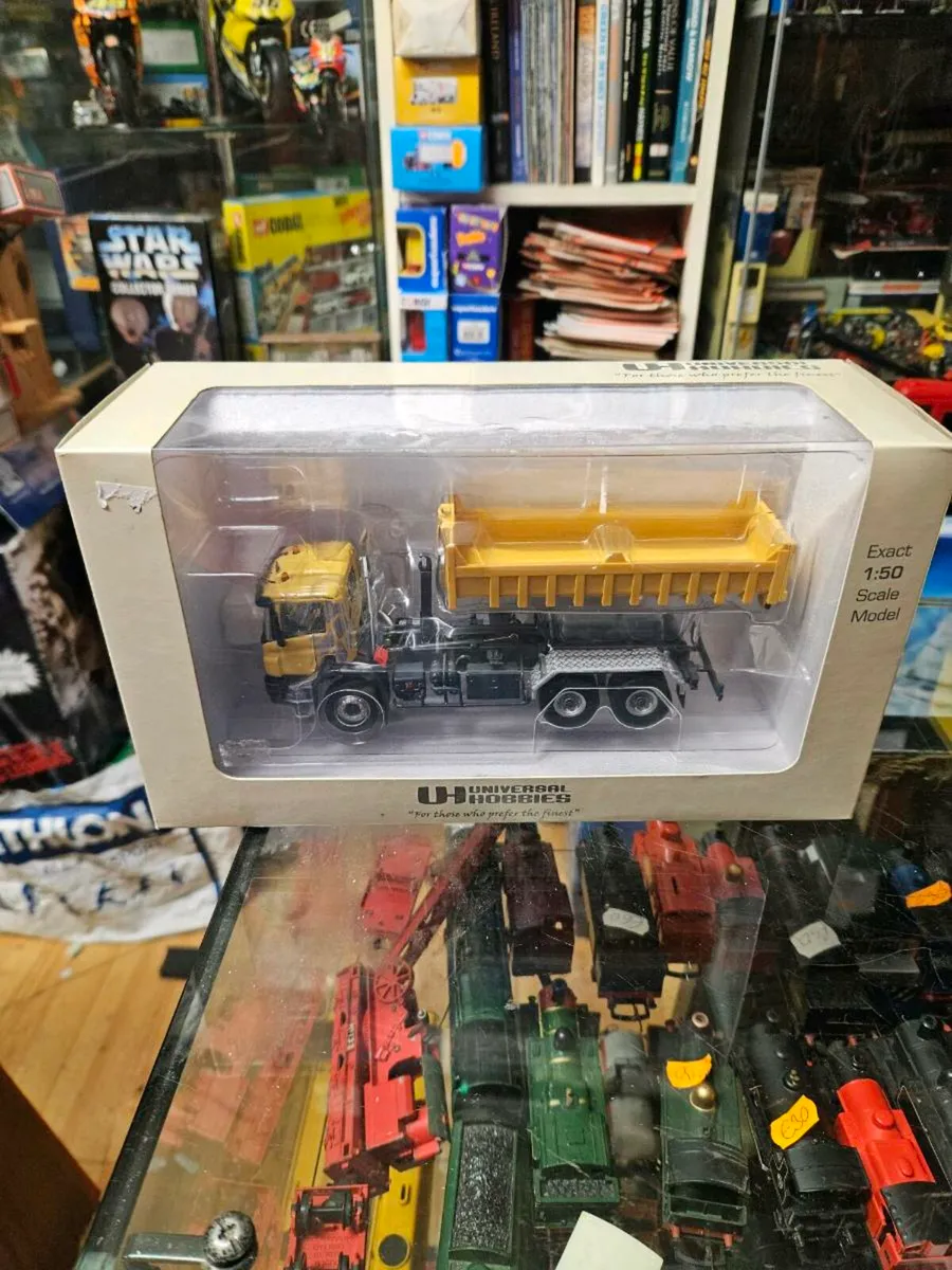 Corgi Universal Hobbies Scania Skip Truck 1.50 - Image 1
