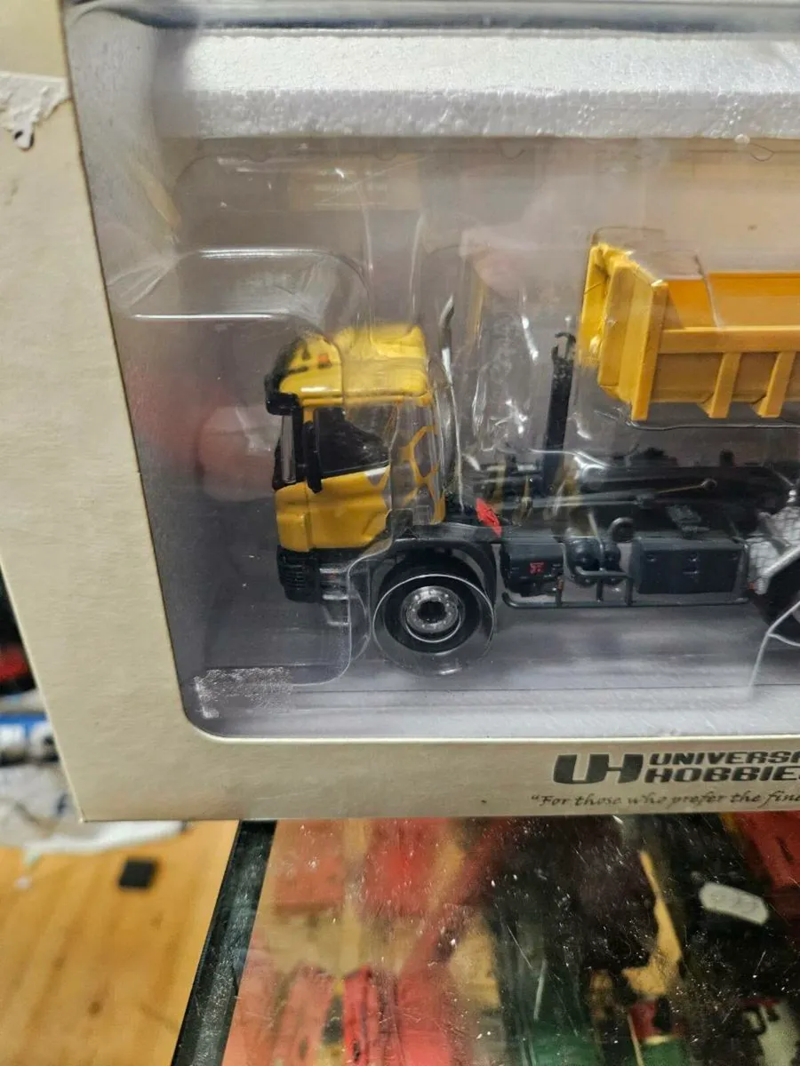 Corgi Universal Hobbies Scania Skip Truck 1.50 - Image 2