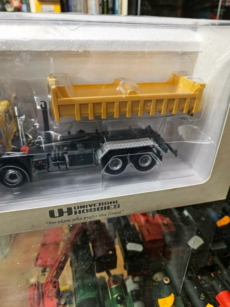 Corgi Universal Hobbies Scania Skip Truck 1.50 - Image 3