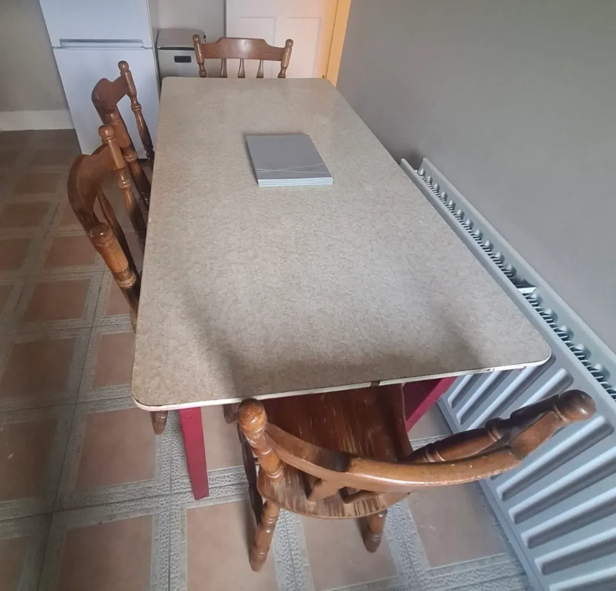 Table and 4 chairs - Image 1