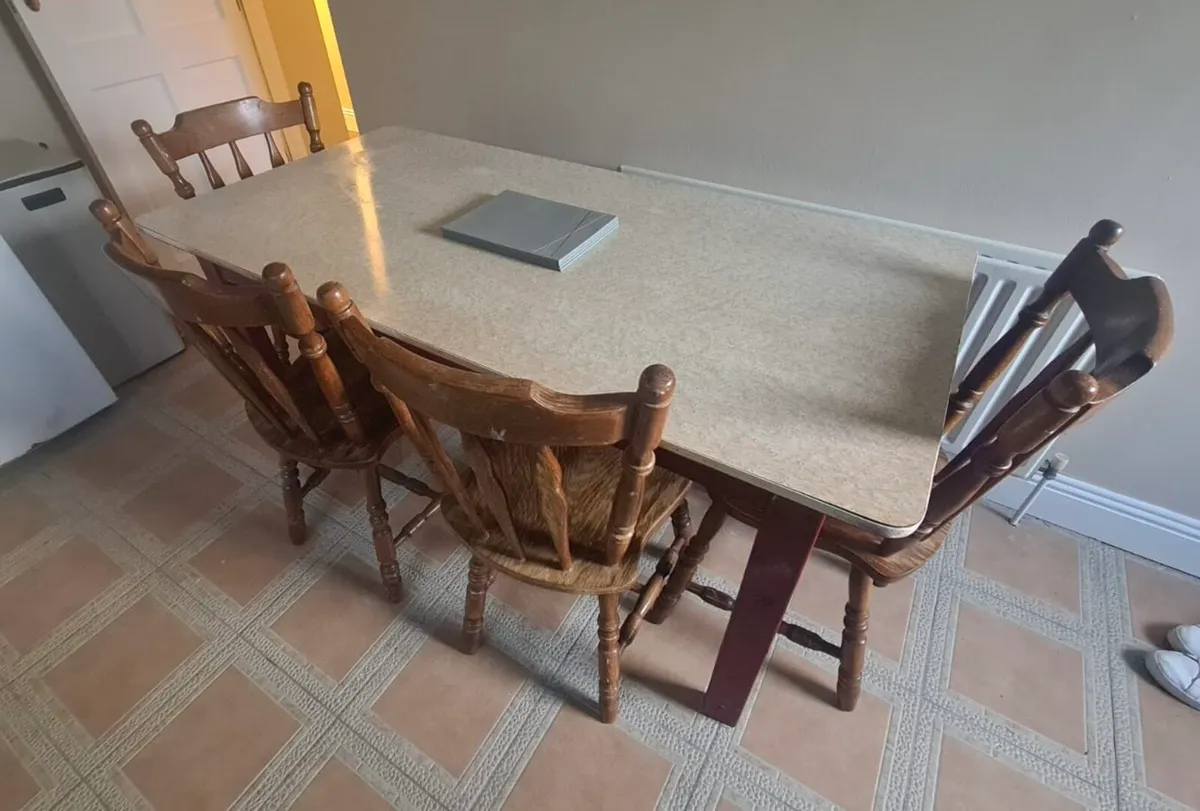 Table and 4 chairs - Image 2