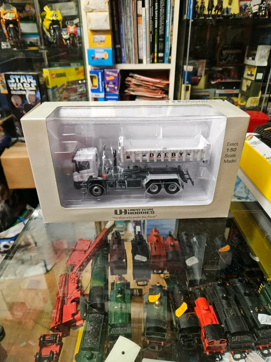 Corgi Universal Hobbies Scania Skip Truck 1.50 - Image 1