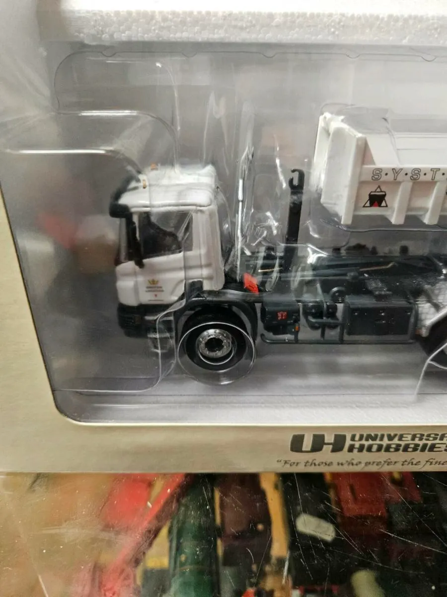 Corgi Universal Hobbies Scania Skip Truck 1.50 - Image 2