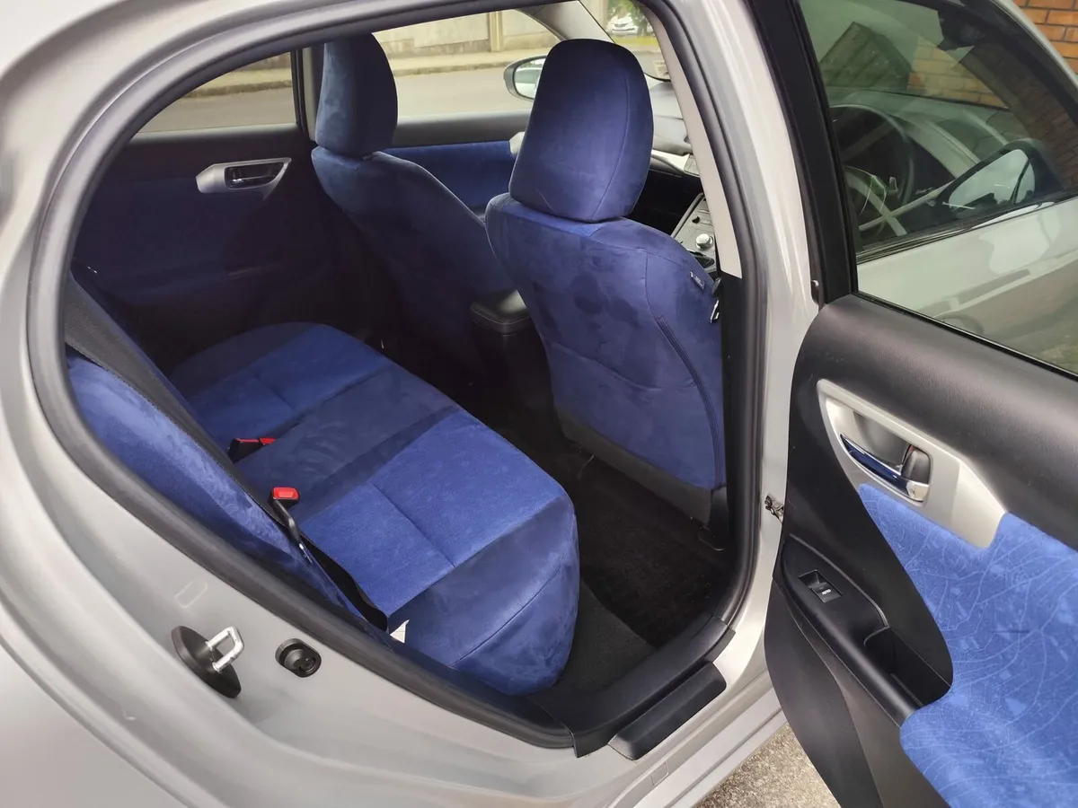 Lexus CT200h - Image 1