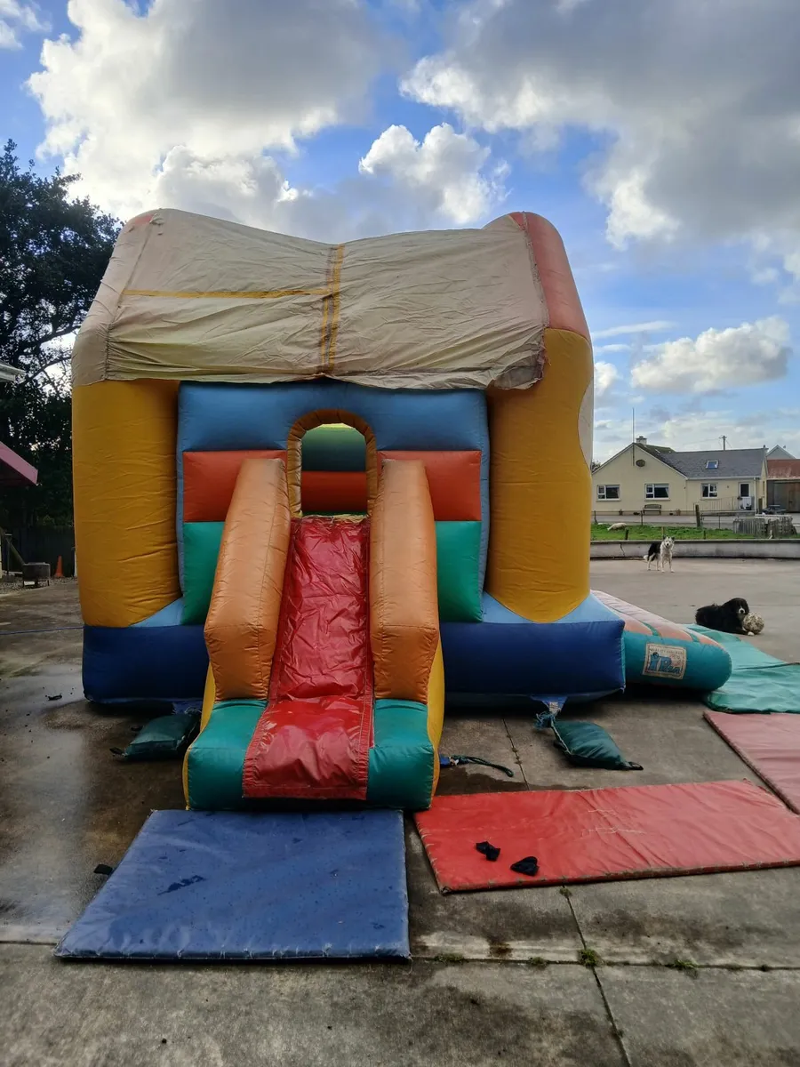 Bouncy castle - Image 2