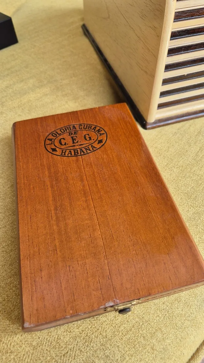 Vintage cigar humidor & cigars - Image 3