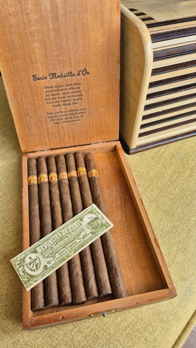 Vintage cigar humidor & cigars - Image 4