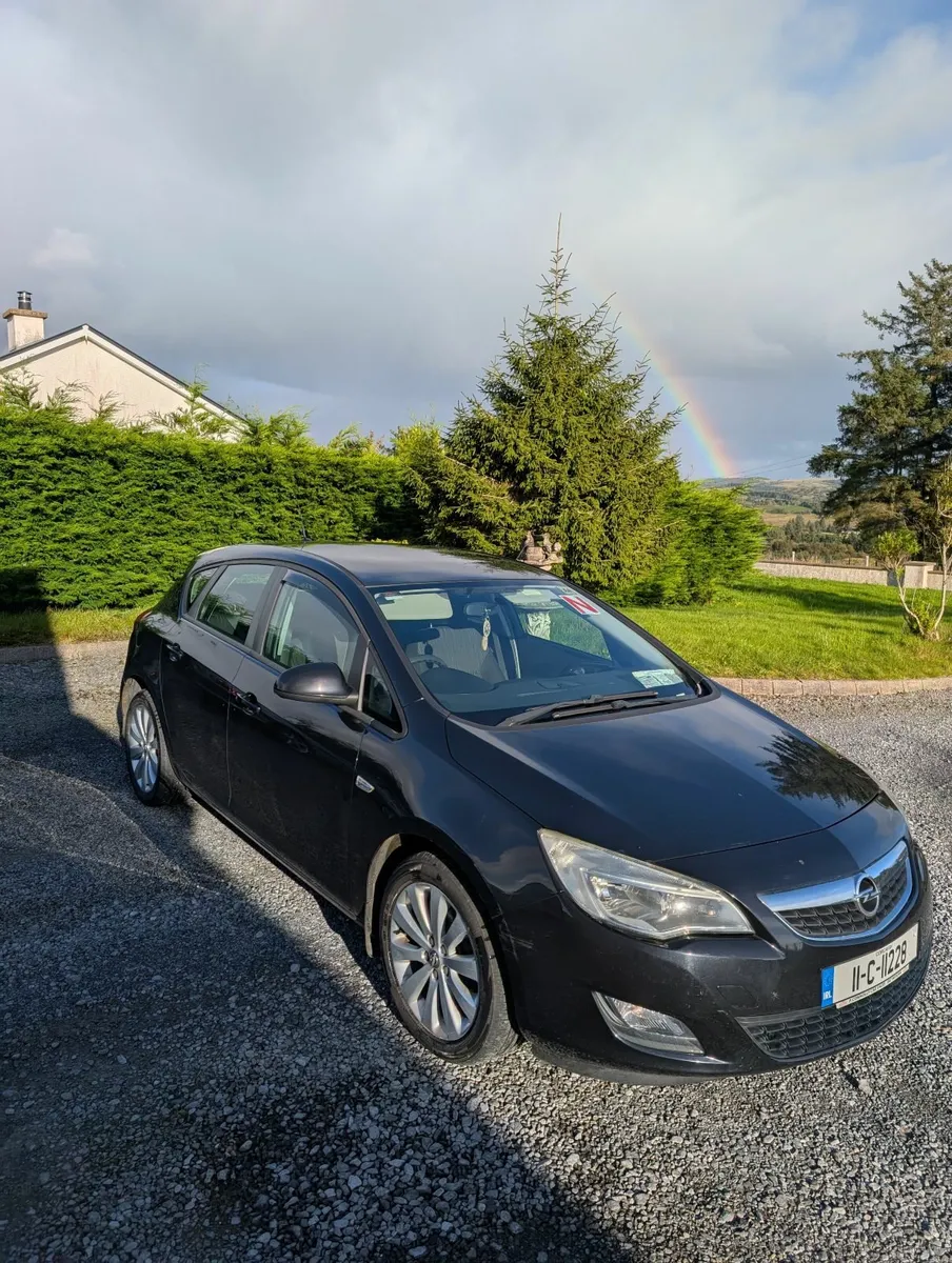 Opel Astra 2011 - Image 1