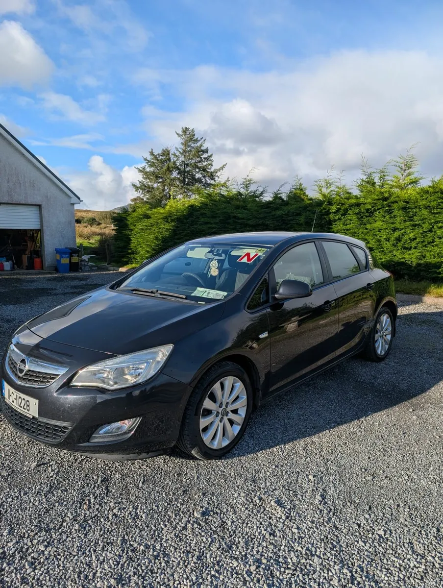 Opel Astra 2011 - Image 2